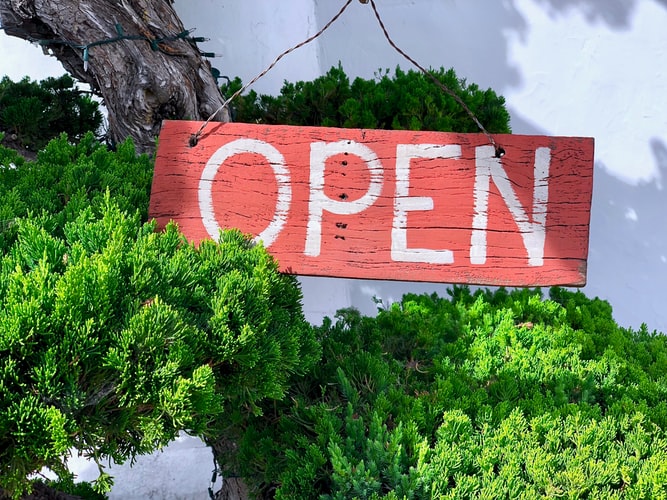 До котрої відчинено?