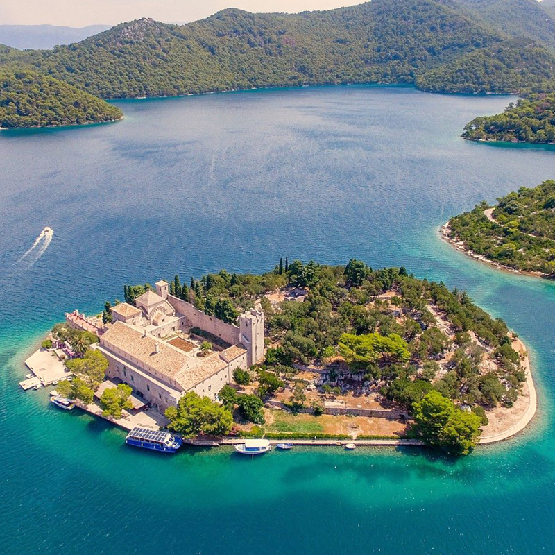 Він такий один