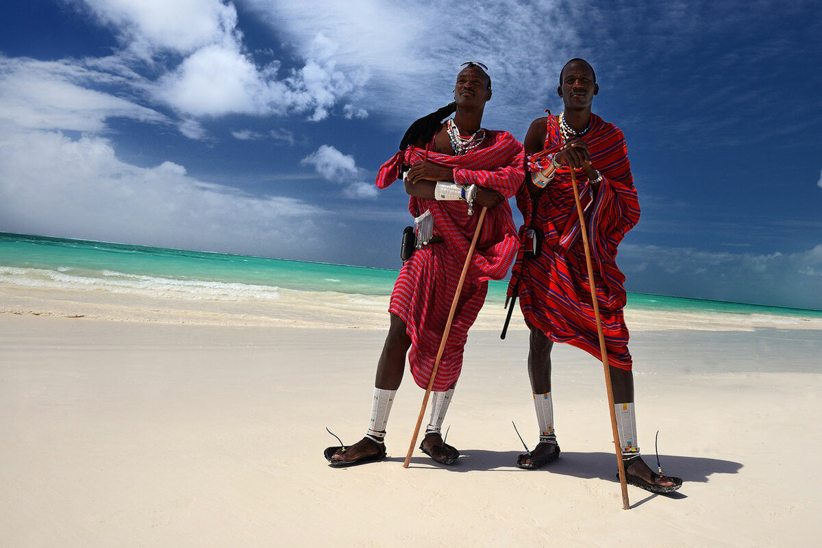 Чорний берег з білим піском