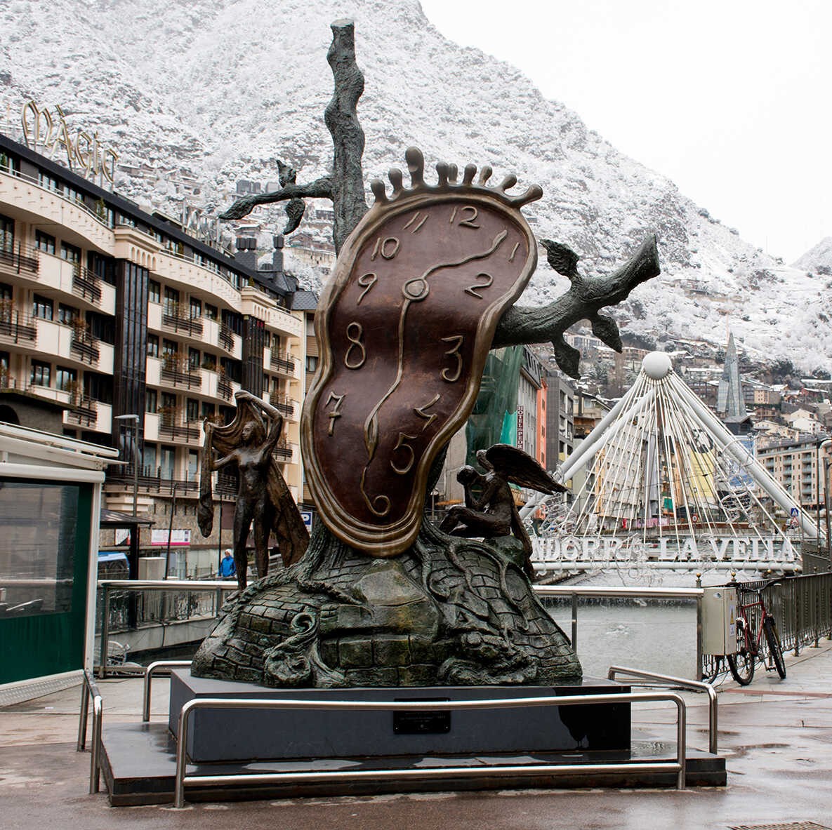 Столиця у хмарах